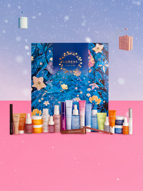Blandade hudvårds- och skönhetsprodukter framför en blå och blomsterillustrerad box mot en rosa och blå bakgrund.