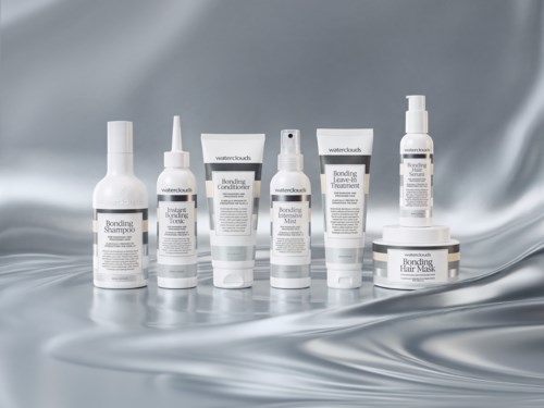 En samling hårvårdsprodukter inklusive schampo, balsam, behandlingar och mask, med vit förpackning på en silverglansig bakgrund.
