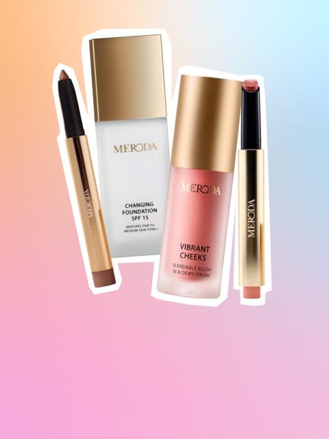 Två Meroda-makeupprodukter med guldlock, en i rosa flaska och en i vitt box, och två makeupstift.