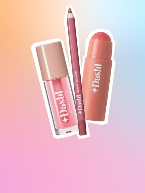 Lip gloss, läppennor och läppstift i rosa nyanser med en pastellbakgrund.