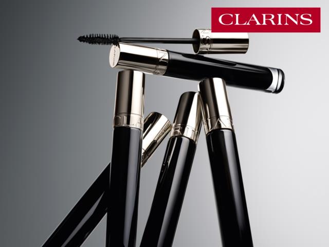 Clarins mascara-rör och borste med en röd Clarins-logga i hörnet.