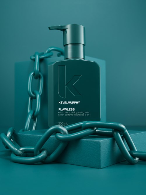 En teal flaska med Kevin Murphy Flawless styling lotion omges av en matchande kedja, placerad på en teal yta.