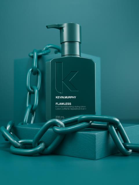 En teal flaska med Kevin Murphy Flawless styling lotion omges av en matchande kedja, placerad på en teal yta.