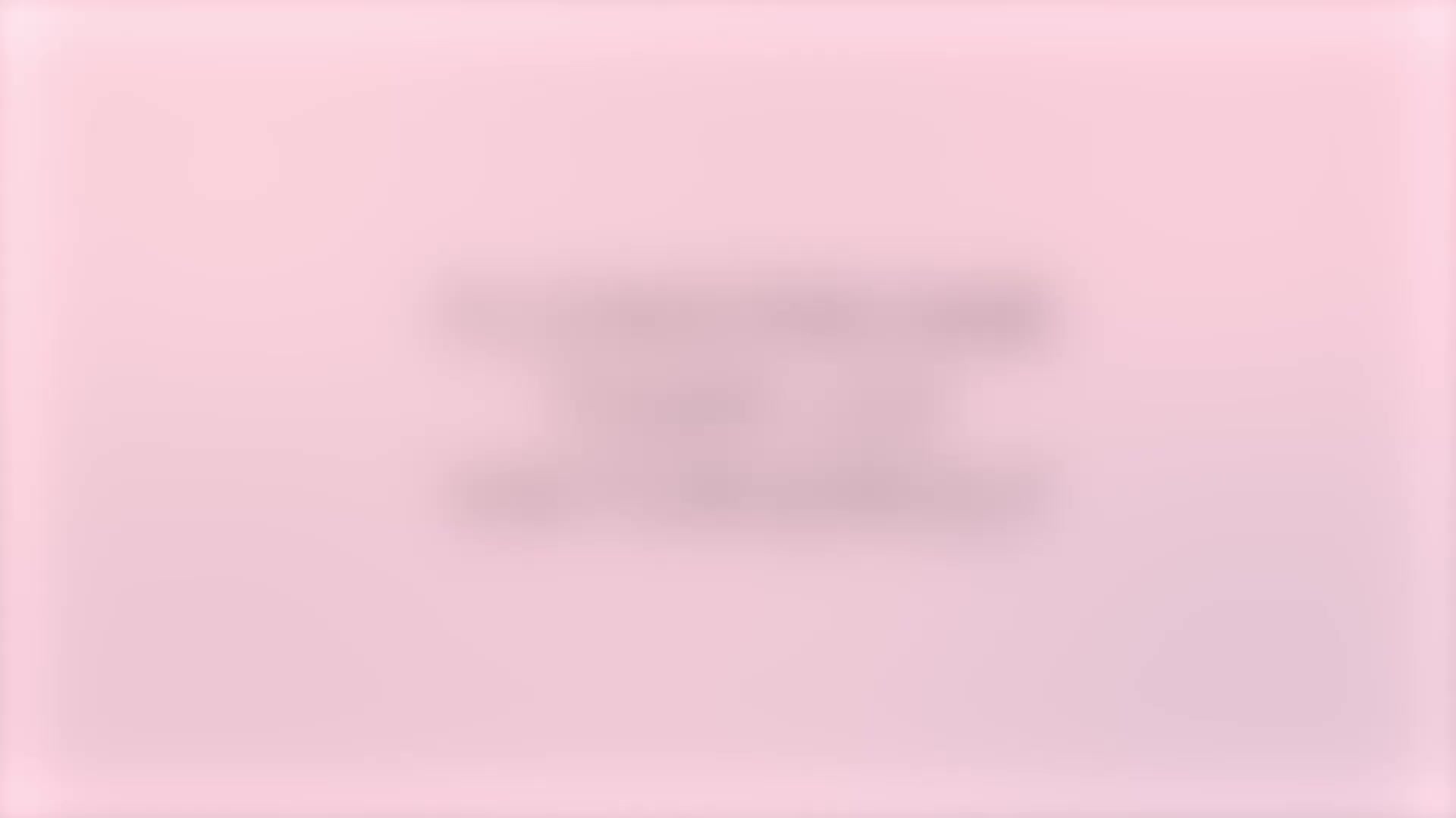 Rosa bakgrund med oklart skrivande, möjligen en logotyp eller etikett.