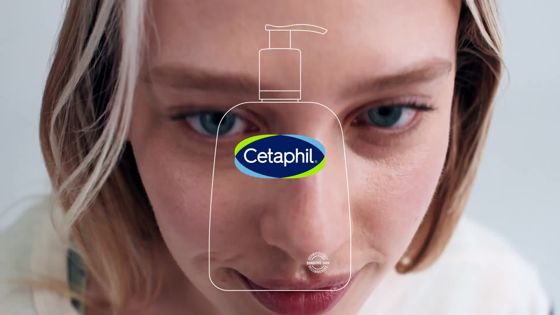 En kvinde med et hudplejeprodukt på næsen, med en overlejring der viser en diagram af produktet og mærket Cetaphil.