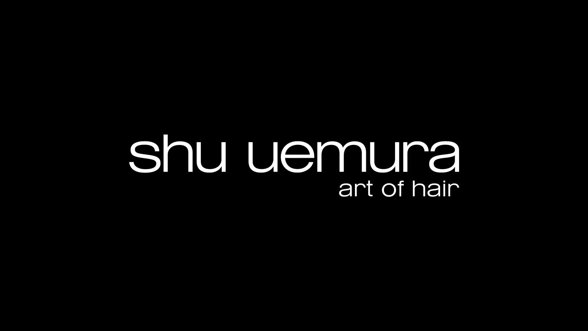Svart bakgrunn med hvit tekst: 'shu uemura' og 'art of hair' i mindre skrift under.