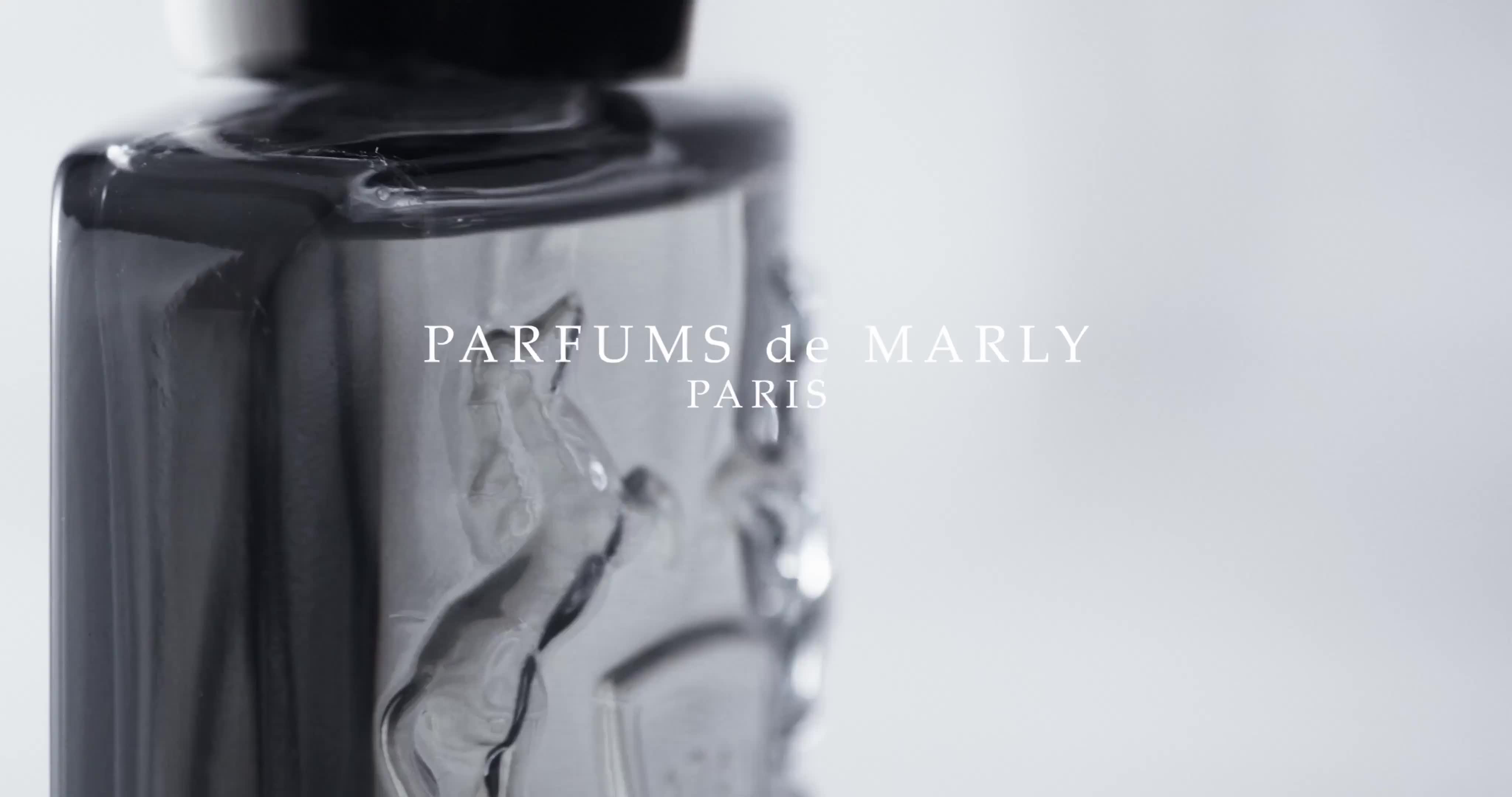 Ein Parfümflasche mit der Aufschrift 'PARFUMS de MARLY PARIS', überwiegend schwarz und grau.