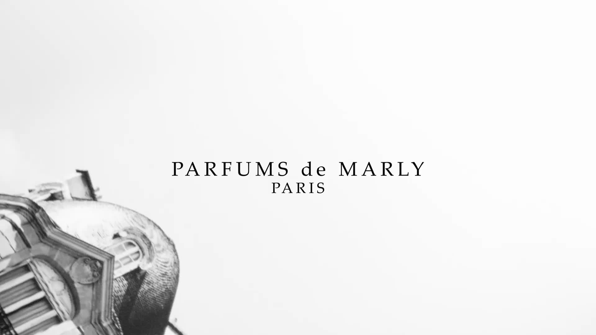 Schwarz-weiße Parfüm-Etikette mit Kamera und Text "PARFUMS de MARLY PARIS."